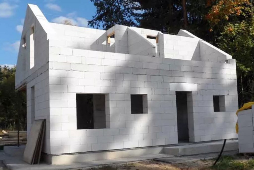 Почему дома из этих стеновых материалов нужно строить за один сезон