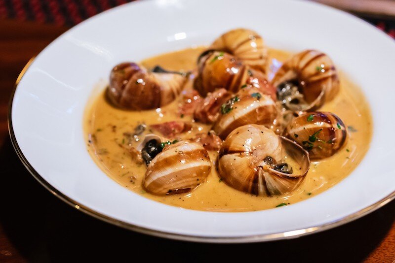 улитки в соусе по-бургундски. эскарго де бургонь. виноградные улитки по бургундски. бургундские улитки франции. виноградные улитки по бургундски.