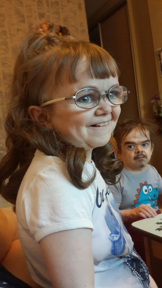 Зина Васильева. На заднем плане брат, Ваня. Источник фото: vkontakte.ru