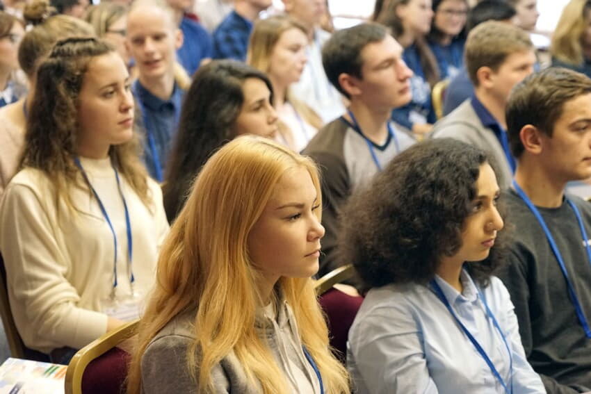 Очень много проблем существует в нашей стране. Каждый день, о них нам "трубят", по всем каналам телевидения, на страницах газет и журналов, по радио и конечно же в интернете!
Говорят, рассказывают, обсуждают в ток-шоу все то, что тянет нашу страну, нашу Великую Державу вниз, но ничего по большой части не делается. И тут, как нельзя лучше, подходит название шоу Андрея Малахова "Пусть говорят".  Такое ощущение, что нарочно название придумали! Пусть говорят, говорят, говорят...говорят..................говорят!
Поговорили и забыли. Прекрасно я осознаю, что многие даже наверно большинство проблем, нам, простым, средним людям не решить. Но ведь кое-что исправить  можно!
А исправлять, в силу разных  факторов, необходимо молодежи! Что же мы, старшеклассники, студенты и начинающие совсем взрослую жизнь выпускники вузов можем исправить, спросите Вы?
И я, в своем обращение, попытаюсь высказать свою позицию на этот счет!
После распада СССР, в нашу новую страну, как известно, в большом объеме хлынула свобода! Жили мы около 60 лет под прессом и вот тебе на...
Ну да ладно, расписывать все за и против, а также жизнь в советах и после  не буду, каждый из нас прекрасно все знает.
Но где свобода? В ограниченном "савке" или свободной России. Большой вопрос, на который я затрудняюсь ответить, но все-таки более склоняюсь за вариант с СССР, но с реформами.
К чему мы пришли за 20 лет современной России? К бескультурью, аморальному поведению, абсолютной безнравственности полному перевороту ценностей и "антипатриотическому настрою"!
Люди, которые попали под этот западный каток, находясь в среднем и пожилом возрасте, сделать практически ничего не смогли. И это нормально. Но ведь мы, молодежь, будущее России в состоянии изменить обстановку в стране. Я имею ввиду, внутреннее наше сознание и настрой! Внести в массы культуру, нравственность, своим поведение показывать пример подрастающему поколению. Как бы там кто не говорил, но большую часть нашего воспитания составляет улица и окружение.
У нас же было детство, в отличие от нынешних детей! Мы играли в развивающие игры на свежем воздухе, а не за компьютером. Хлюпиком стыдно было быть! Если ты не умеешь  играть в спортивные игры, то не вхож  в ряды "дворовой элиты". Практически каждый день играли в футбол, с соседними домами, улицами и районами, травка не успевала вырасти. А сейчас, я пришел на стадион, а там трава по пояс...
Мальчишки 12 лет сидят пиво пьют, таких же соплячек целуют и обнимают!
Вернемся к нашей теме. Как говорит мне одна моя знакомая, молодежь все знает, делает, но видимо это не работает, так как ничего в стране не меняется!
Позволю с ней не согласиться!  Не сомневаюсь лишь в том, что она это знает. Но почему-то не делает. Впрочем, почему не делает, тоже знаю. Так проще жить. Очень сложно действовать не так как все, не так как стадо. Только лидеры могут себе это позволить. Только бунтари идут против годами сформированной  системы. До финиша естественно доходят не все. Но не прошу я и не призываю никого бунтовать. Я, лишь призываю Вас, нас всех, посмотреть на мир вокруг, подумать о наших детях! Ну не видите же Вы себя как скотина, как животные, руководствуясь инстинктами. Мы стали морально слабыми, не терпеливыми. Малейшие потрясения для нас уже катастрофа. Секс, наркотики, алкоголь все это влилось в нашу жизнь. Умирают люди, преимущественно молодые, разрушаются семьи. Мало кто думает наперед, на несколько шагов...
Хотят все и сразу, легко и не принужденно жить спать с кем  хочется вести себя как хочется, абсолютно не задумываясь чем это грозит. Нация больна! Больна морально! Любовь заменена сексом, романтика развратом, дружба выгодой, помощь безразличием! Сегодня мы защищаем геев и лесбиянок, а завтра найдутся защитники педофилов, маньяков и убийц!
Можно ведь аккуратно с нежностью и романтикой прогуливаясь по набережной целовать друг друга, не использовать не нормативную лексику в общественных местах, младшим делать замечания, если они ведут себя не правильно, танцевать в клубах и на дискотеках вообщем по максиму контролировать себя и свои поступки. В настоящее время, вместо этого, у нас все в точности наоборот. СМИ заполняют наш мозг всяческим ненужным бредом, который впитывает наш мозг. Нация прекращает думать! В мессах массового скопления пропаганда секса, алкоголя и "наркоты"! Слушаю разговоры молодых людей и волосы на голове дыбом встают. Шел как-то со своей маленькой сестренкой по улице, впереди нас прогуливались две "мадамы", годов так 18-20. И одна другой, с чувством выполненного гражданского долга, задирая нос к верху, рассказывала о том, как прошлой ночью отдалась парню в туалете клуба, который ее до этого завел на танцполе.  Сестра мне начала задавать вопросы и мне стоило не малых усилий, чтобы перенаправить разговор в нужное русло.  После прочитанного, многие из Вас скажут, что мы не такие и это исключение. Я же,в данном рассказе понял одно, что ни парень ни девушка, как личности ничего из себя не представляют.
Наш  сегодняшний мир невозможно представить без социальных сетей. А вместе с тем, и без статусов, в которых каждый из нас выражает все, что хочет, о чем думает и насколько развит. Вообщем-то, ничего страшного в этом нет. Но это только на первый взгляд! Многомиллионная армия "интеренетчиков"  их читают и принимают к сведению, а ведь только в некоторых из них пишут, что-то полезное. По большей части разговор в них идет о негативе!!! Кто кого бросил, к кому ушел, чья нация самая лучшая, где кто рулит, какие наши парни  и девушки и так далее!!!
А самое интересное, наблюдать то, как "малолетние" идиоты или прошедшие "саунные школы" девушки, пытаются тебя научить жизни, показать свои принципы и характер!
Грамотность на нуле, свои мысли четко выразить не могут, ума хватает лишь на то, чтобы ввести интересующую тему в поисковике, скопировать ее и вставить в социальной сети!
А это все наше окружение!!!
Если каждый из нас, будет следить за собой, не позволять себе лишнего, хотя бы на людях, читать классику, а не Донцову, смотреть старые советские фильмы хотя бы один раз в месяц,  разбираться в каждом конкретном случае, а не лезть в спор не осведомившись перед этим фактами. Если мы займемся "самоокультуриванием",   будем отвергать аморальное поведение и пересмотрим свои взгляды на человеческие ценности и нравственность, то кто бы ни был Президентом, какое бы не было правительство, они не смогут быть ниже такой огромной массы! И вот тогда можно будет говорить о развитие страны, о правах граждан!!!
Обернитесь, в противном случае через несколько лет, воспитателем в детском саду у наших детей будет лесбиянка, а преподаватель в школе геем! Алкоголь будет в свободном доступе в школьной столовой, вместо поцелуев наши дети будут спариваться на детской площадке и парках, а нам пожилым людям будет лучше в доме престарелых, чем в своем собственном доме!
Не нужно смеяться над моим рассказом и пытаться мне открыть глаза, что не так все плохо в нашей стране. Как в ней я наблюдаю каждый день!!!
Обернитесь...еще не поздно