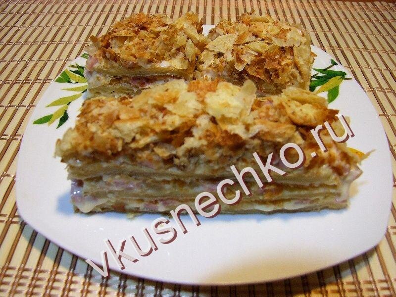 Закусочный торт с ветчиной, яйцами и свёклой