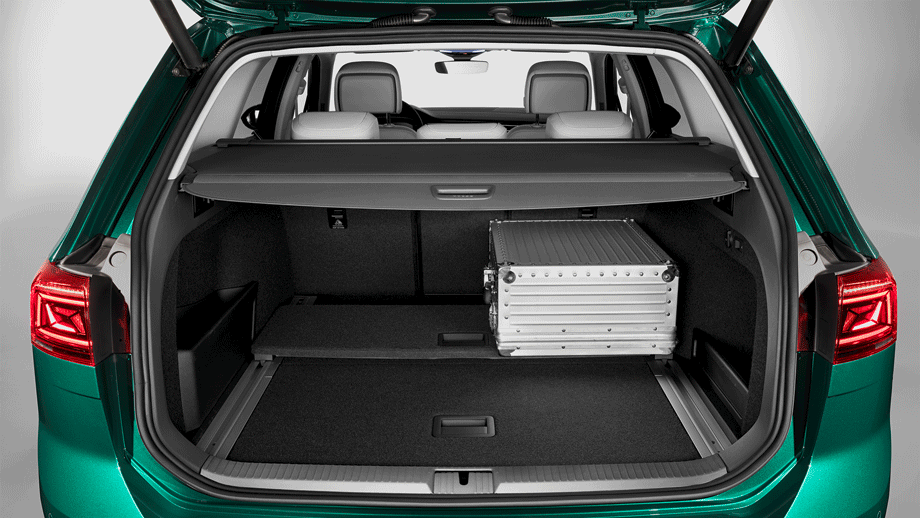 Объём багажника универсала варьируется от 650 до 1780 литров. Седан в сравнении скромен (586 л) и к тому же не обладает такими организаторскими способностями, как Variant.