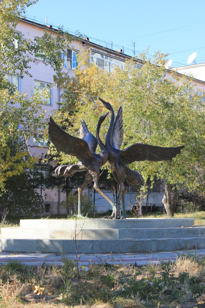 Городская скульптура во дворе