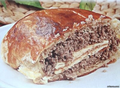 Представляю вашему вниманию вкусный и не очень сложный в приготовлении мясной пирог из слоёного теста. Это блюдо одинаково хорошо подойдет для праздничного стола, так и для повседневного. А самый главный плюс, вы будете точно знать из чего он приготовлен, в отличии от покупных набитых разной химией и отходами.  
Ингредиенты для приготовления мясного пирога из слоёного теста
1. Телятина 350 грамм

2. Слоеное тесто 250 грамм - рецепт приготовления>>

3. Сливочное масло 50 грамм

4. Яйца куриные 2 штуки

5. Майонез одна столовая ложка

6. Соль, черный перец по вкусу

7. Растительное масло 2 столовые ложки

Рецепт приготовления мясного пирога
Телятину очищаем от прожилок, моем, отвариваем, остужаем, пропускаем через мясорубку с мелкой решёткой. Добавляем сливочное масло, солим перчим по вкусу.

Фарш делим на две части.

Взбиваем яйца с майонезом, полученную смесь выливаем на разогретую сковородку, смазанную растительным маслом и жарим до готовности под крышкой.

На прямоугольный пласт слоеного теста выкладываем первый слой фарша, сверху покрываем пластом омлета, на который выкладываем второй слой фарша.

Покрываем сверху ещё одним прямоугольным пластом теста, хорошо защепляем края теста и укладываем швом вниз на смазанный сливочным маслом противень. Если хотите получить красивый цвет пирога - смазываете поверхность яичным желтком.

Выпекаем в духовке разогретой до 180 градусов в течении 15-20 минут. По готовности перекладываем на плоскую тарелку или деревянную разделочную доску, накрываем полотенцем и даем постоять минут 30, после чего нарезаем, подаем на стол.