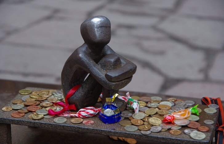 Статуя «Мальчик, смотрящий на луну». Высота 15 см. Листайте далее.