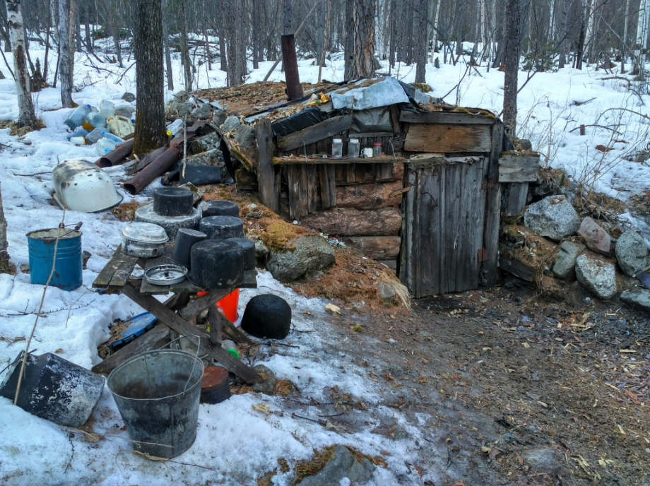 отшельники живущие в лесах россии. поселение отшельников в лесу тольятти. отшельники живущие в лесах. землянки отшельников. землянки отшельников.