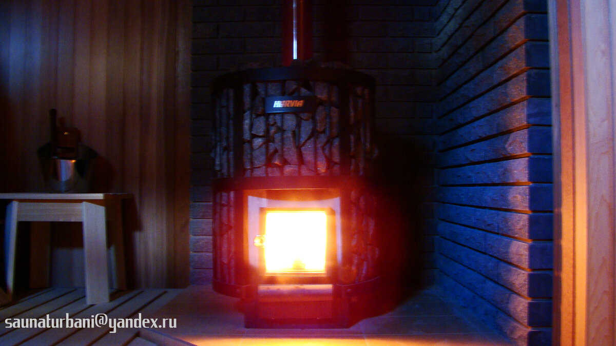 Топка внутри парилки, угловая ниша из кирпича.