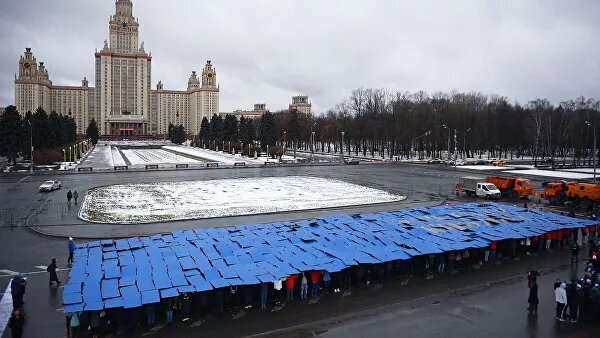 19:26 25.01.2020280© РИА Новости / Евгений ОдиноковПерейти в фотобанкМОСКВА, 25 янв - РИА Новости. Московские студенты в Татьянин день развернули огромное изображение зачетной книжки перед главным зданием МГУ имени Ломоносова, ее ширина составила 40 метров, сообщается на сайте мэра и правительства Москвы. День российского студенчества (Татьянин день) отмечается 25 января, поскольку именно в этот день в 1755 году учредили первый российский вуз - Московский университет. А в 1791 году также 25 января при нем освятили домовой храм - во имя святой мученицы Татьяны. Так древнеримская мученица стала покровительницей русского студенчества ."Столичные студенты развернули огромное изображение зачетной книжки на Университетской площади перед главным зданием Московского государственного университета имени М.В. Ломоносова. Участники собрали изображение из отдельных табличек. Размеры зачетки составили 12,5 на 40 метров, а площадь — 500 квадратных метров", - говорится в сообщении. Добавляется, что акция прошла в рамках Дня российского студенчества. Флешмоб организовали по инициативе студенческих объединений Москвы. В акции приняли участие студенты 10 вузов столицы: МГУ имени Ломоносова, МИРЭА, РГУ имени Косыгина, МосГу и других.
