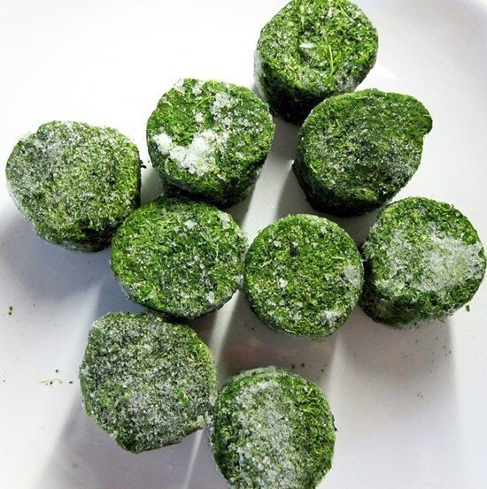 Так выглядит шпинат внутри упаковки. Обычно в готовой фасовке 400 г, стоимость +/- 80 рублей. Такой пачки хватит на два торта.