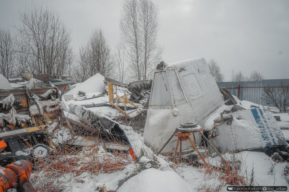 Обнаружил разорванный на куски АН-12 в поле у деревни! Залез в кабину, показываю фото изнутри