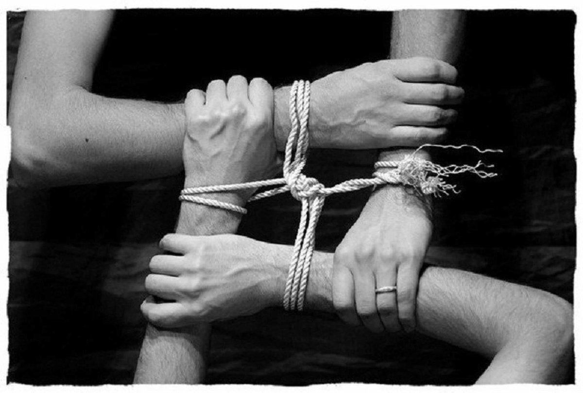 Верный привязанный к человеку. Связаны одной нитью. Руки связаны. Связанные руки.