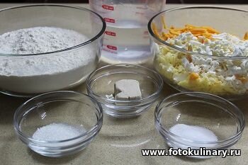 Для рецепта потребуется: 400г белой пшеничной муки 400мл воды
чайная ложка соли
чайная ложка сахара
20г свежих прессованных дрожжей
300г сыра