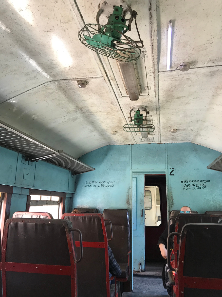 Подруга прокатилась на поезде в Шри-Ланке - теперь снова любит российские поезда (фото)