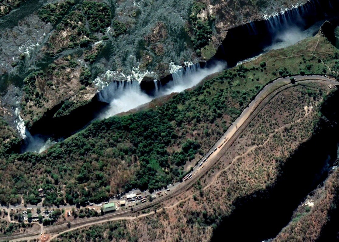 Невероятное количество. Гигантский водопад Босфор. Амагинский водопад Исполиновый котёл. Фадосообразная Планета земля щель. Щель в земле вода.