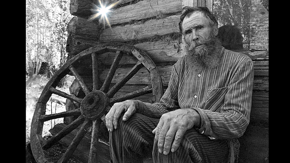 Фото яндекс. Клады находят по разному.Но,что бы горшок сам в деревню "пришёл", такого я ещё не слышал.                                                                                                                                                                    Во времена СССР много находок было найдено при распашке" Новых" полей.  Для нужд колхозов распахивались всё новые и новые территории. И вот при распашке поля в Костромской обл. тракторист колхоза "Нева" увидел за трактором странный блестящий след. И след тянулся на добрую сотню метров.  Как выяснилось , трактор плугом задел древний клад,состоящий только из одних  золотых "цепей" ,"цепочек" , "Цепищь". Ни монет,ни посуды ,нечего кроме золотых цепочек. Поэтому и растянул он его на сотню метров. Монеты бы развалились в разные стороны, а тут наверное всё перепуталось,зацепилось за плуг и тянулось,тянулось,тянулось. К сожалению нет не каких уточнений о количестве изделий и о том, получил ли тракторист положенное вознаграждение.  Да, знать бы,где это поле находится, там наверняка ещё порванные звенья повсюду остались.                                                                                                                                                                                                                                                                                     История № 2                                                                                                                                                                                            В  Советских колхозах для заготовки силоса вырывали огромные ямы.  Трактора вырывали яму , где то  10 х 25 м ,туда завозили солому и утрамбовывали  гусеничными тракторами.  Таких ям могло быть в хозяйстве с десяток или больше, всё зависело от количества скота. Так вот при рытье этих самых силосных ям и было обнаружено очень странное, древнее захоронение. На территории России много курганов и захоронений ,но это поразило даже опытных археологов. При дальнейших раскопках были обнаружены скелеты древних людей с воткнутыми в них золотыми штырями. В каждом было воткнуто не менее 20 золотых штырей. Размер золотого гвоздя 20-30 см. Диаметр 1,5 -2 см. Для чего это было сделано не понятно, но уж очень напоминает вбивание в вампира осинового кола. Я бы ещё понял,если бы эти "гвозди" были серебряные, но они из чистого  золота.  И ещё вопрос?  Были эти штыри вбиты после смерти , или их забивали в людей при жизни?  Золото всё таки очень мягкий материал, и вбить такие длинные и тонкие гвозди в живого человека, было бы наверное проблемно. Скорее всего,это какой то ритуал захоронения.  Всего было найдено около 100 золотых прутиков, если по 20 в скелете, то это человек 5 было захоронено. О каких то сопутствующих вещах не упоминается, да и понятно, все наверное от золотых гвоздей обалдели, и  писали только о них.   Больше о таких захоронениях я не слышал,а находка эта 60 годов, времён СССР, Кавказский  регион.  ВНИМАНИЕ-РАСКОПКА КУРГАНОВ ЗАПРЕЩЕНА.