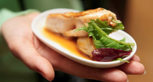 2. Кушаем каждые 3-4 часа небольшими порциями.  Частое потребление пищи в небольших количествах препятствует растяжению  желудка, а также способствует сохранению чувства сытости и нормализации  обмена веществ.