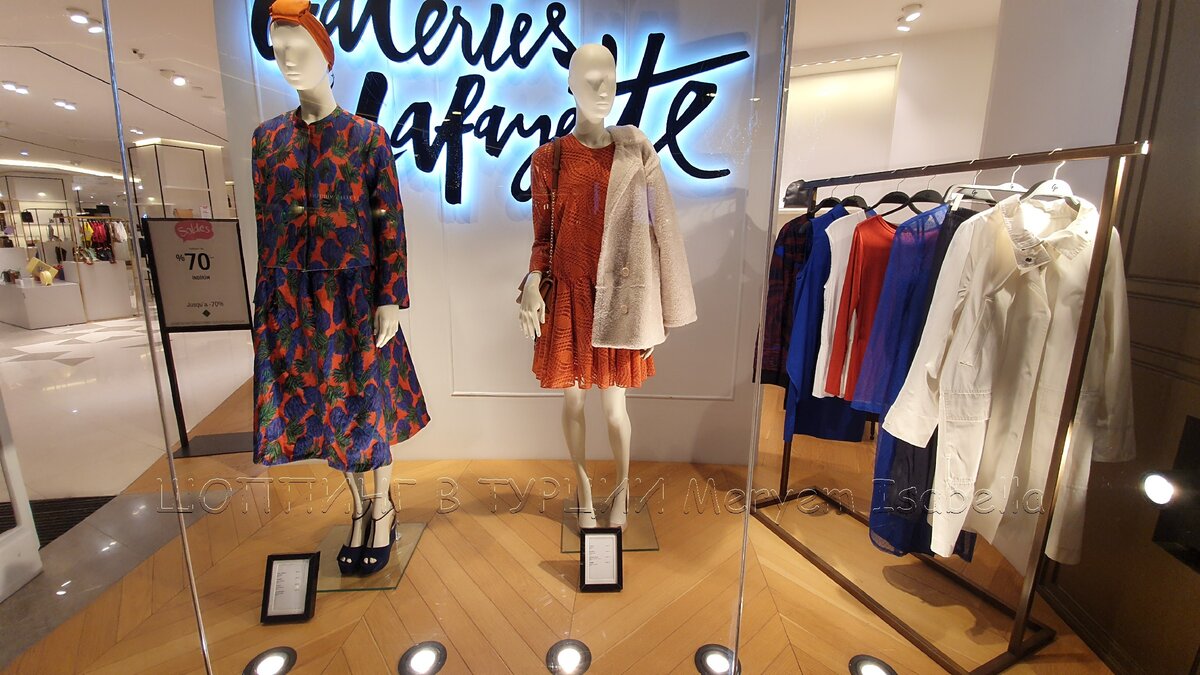 В этом ТЦ есть большой филиал Парижа Galeries Lafayette. Цены на всё я назвала в видео.