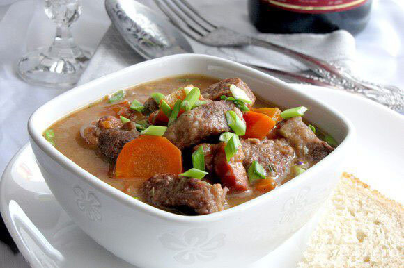 Красное вино - обязательно, оно придаёт неповторимый вкус этому блюду. 