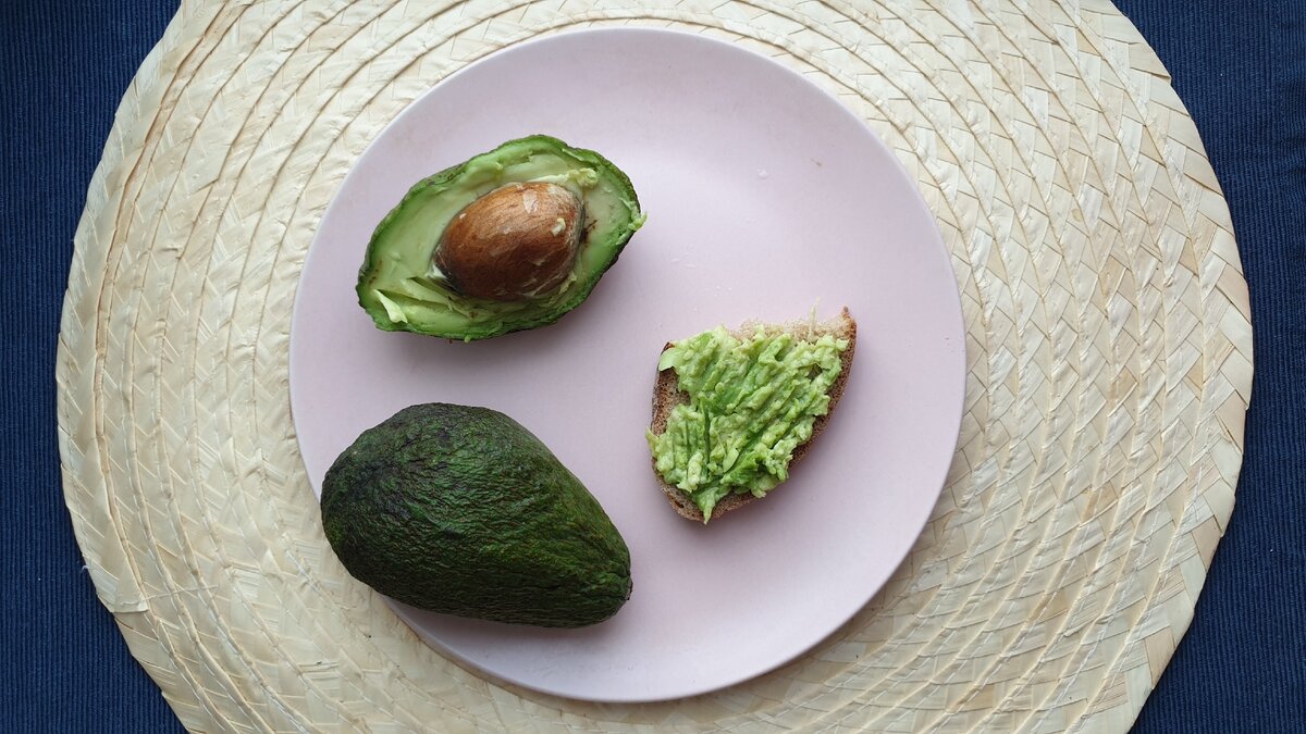 Какое авокадо считается спелым и как ускореть дозревание плода