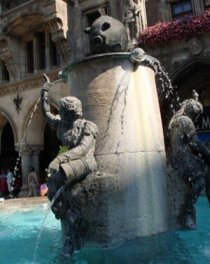 Мюнхен. Мариенплац. Фонтан "Рыбы"