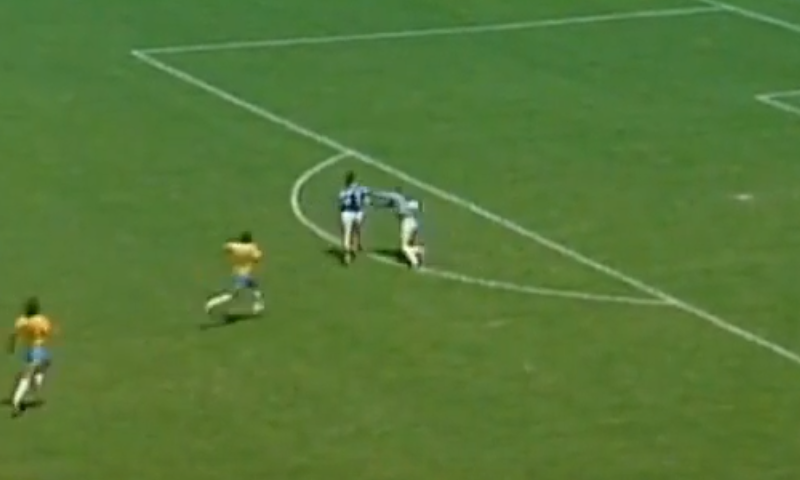 Вратарь как коршун бросается на нападающего