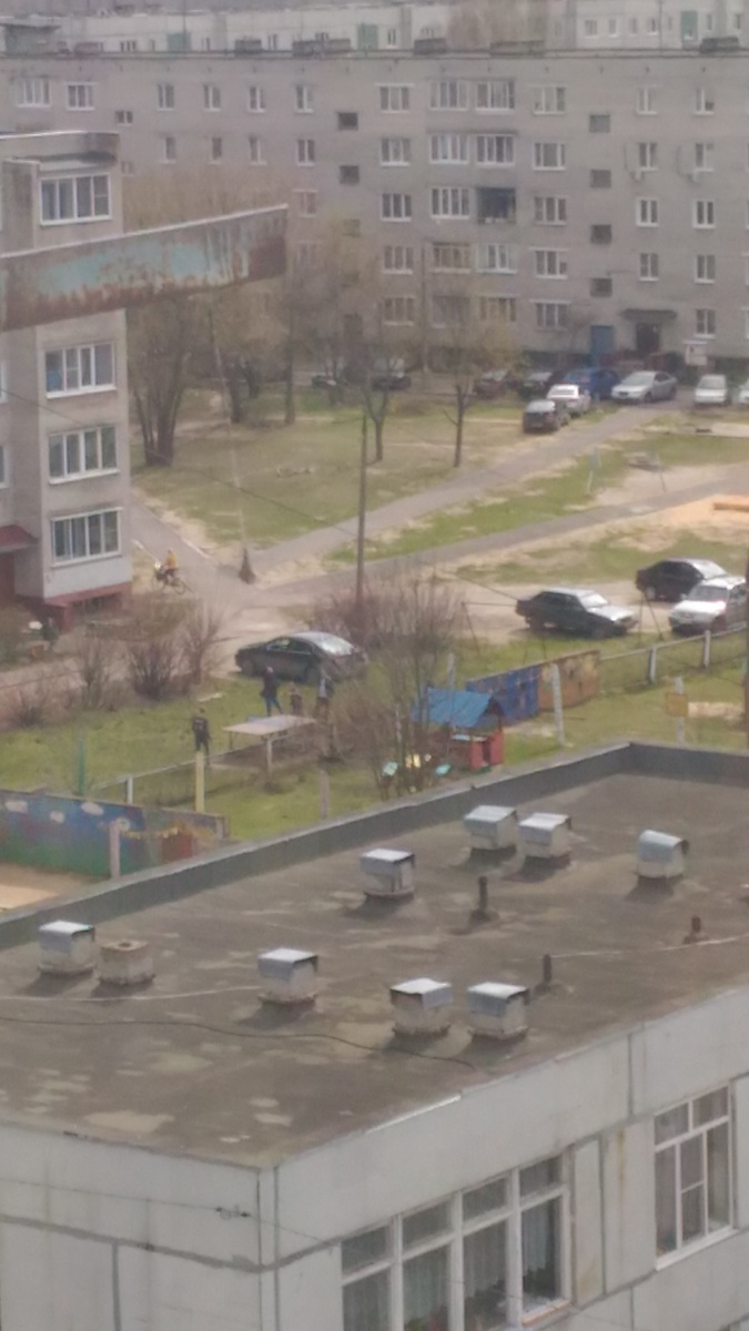 Не знаю,видно ли,но вон там,немного влево,подростки играют в пинг-понг. И им наплевать на самоизоляцию.