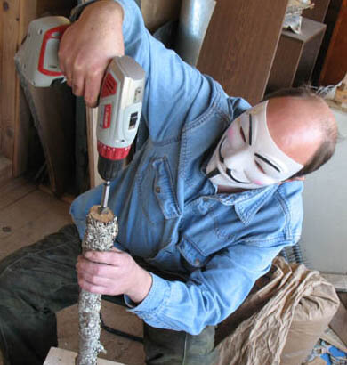 Первая попытка просверлить сук. Фото автора