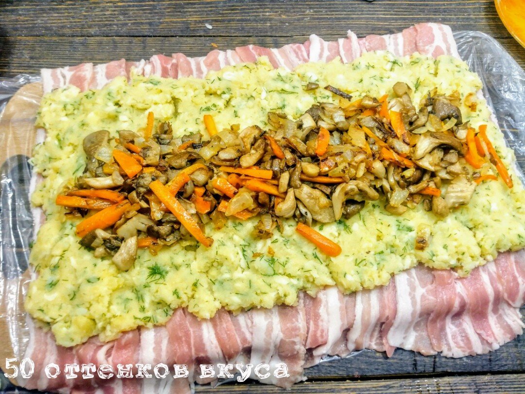 Картофельный рулет в беконе с начинкой из грибов и овощей.