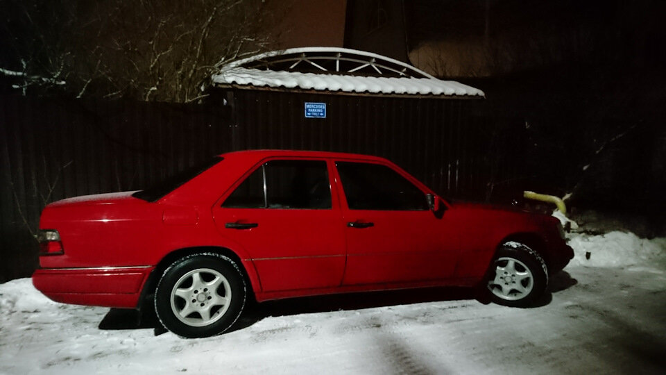 надпись на заборе Mercedes parking only