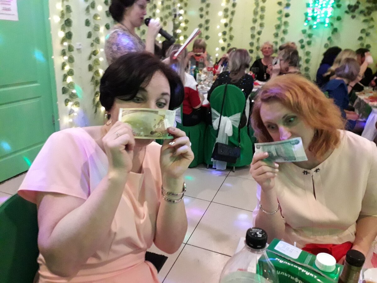 Новогодний корпоратив. Уж не помню какое задание дали, но цель:  чтобы деньги водились. Вот мы и старались. 