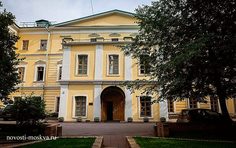 Справка «Новостей Москвы и Подмосковья»:Российский институт театрального искусства (аббревиатура «ГИТИС» осталась вузу в наследство от прошлых времен) – один из крупнейших учебных заведений театрального профиля в мире и самый крупный в Европе. Был основан в 1878 году.  В 1902-ом году образовательное учреждение получило прописку в Малом Кисловском переулке на Пресне, где и сейчас, 118 лет спустя, находится Главный корпус ГИТИСа.