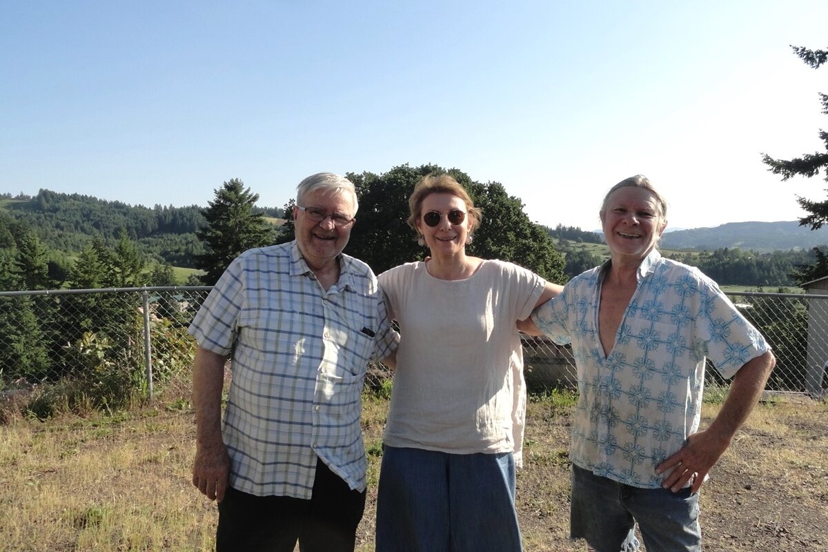 "Возьмемся за руки, друзья! Чтоб не пропасть по одиночке!" 