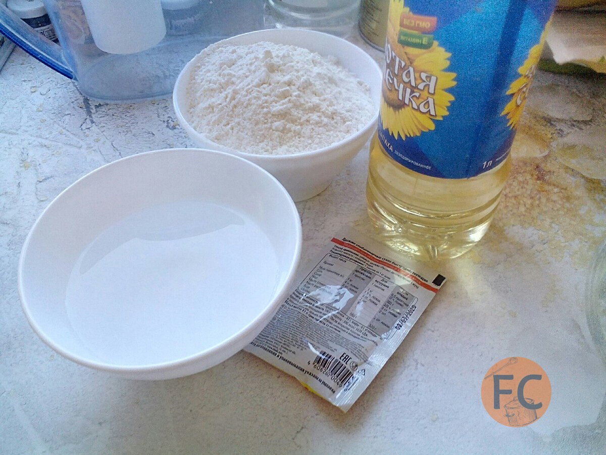 Вставлю примечание касательно муки-для приготовления в Италии используют муку с повышенным содержанием белка(12-13г),из-за этого ее требуется несколько меньше,а само тесто получается более пористым.Но в наших магазинах такую практически невозможно найти.Та же Макфа идет на ухищрение и продает ту же самую муку с низким содержанием белка(10г) под видом Муки для пиццы.