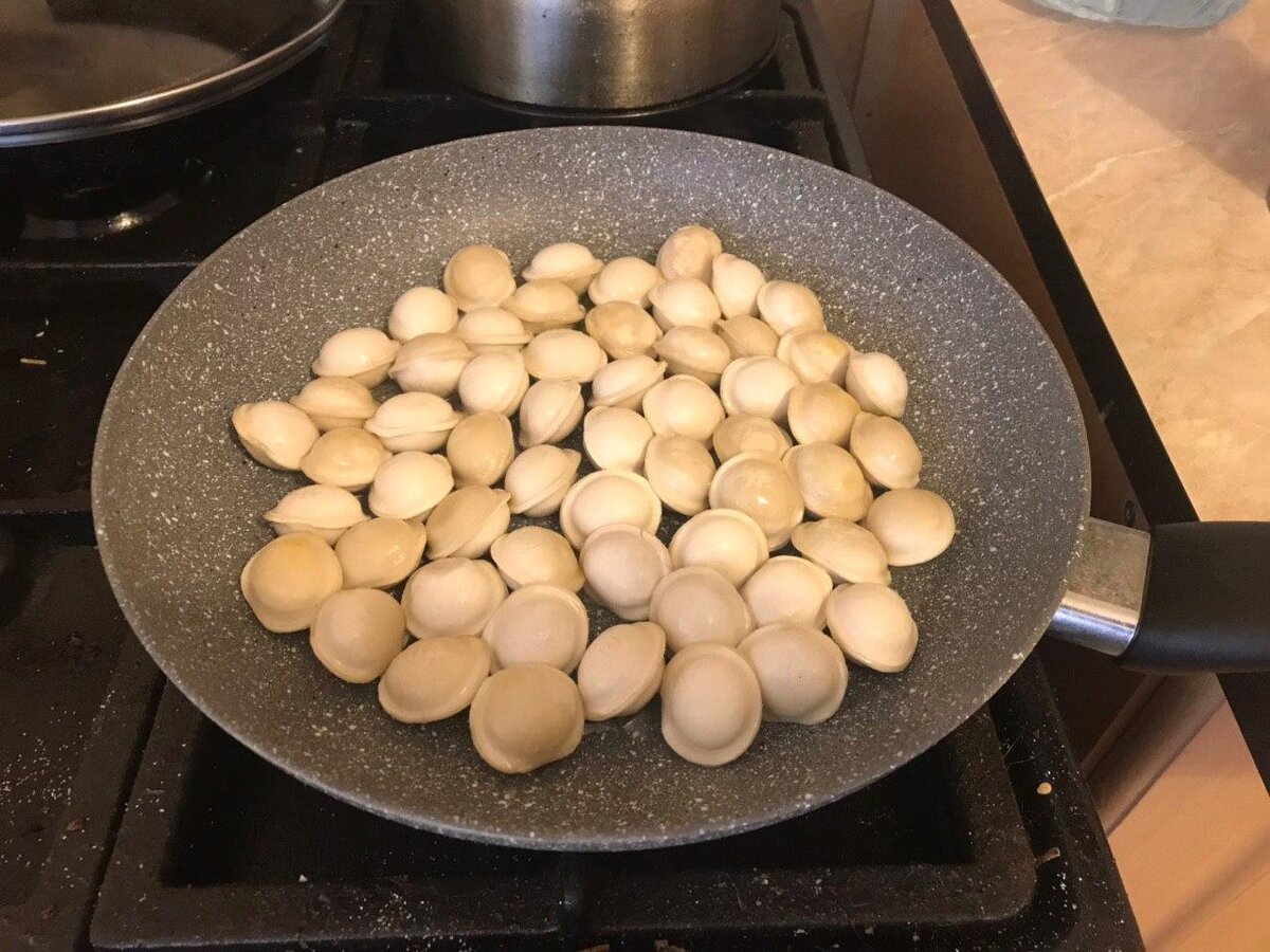 Они молили меня о пощаде,но ни моргнув ни на секунду, я скинул их в "кипящее масло".