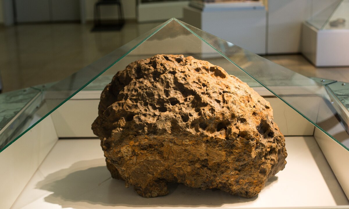 Почему челябинский метеорит. Чебаркуль метеорит. метеорит в челябинске 2013. краеведческий музей челябинск метеорит. кыштымский метеорит.