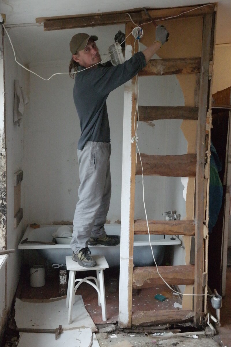 Это не лестница, это - бывшая стена