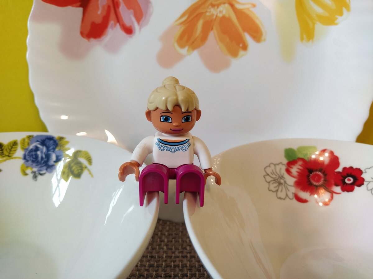 Большая тарелка Люминарк (о ней ниже) и суповые тарелки из Фикс Прайс