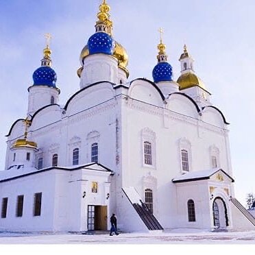   
Моя душа замерзла, заболела,
Продрогла на ветру,
Возле костра потухшего присела
Зажечь искру.
К ней дружба подошла, ладонью теплой
Похлопав по плечу:
«Не мудрено простынуть в межсезонье,
Сходи к врачу»
А следом слава подошла с успехом:
«Надолго тут? Время идет, и нам пока уехать,
Нас уже ждут»
И принесла любовь напиток пряный
С горьким вином:
«Глотнув его, уснешь надолго пьяным,
Волшебным сном»
Но опрокинула бокал на землю:
«Не надо сна, ведь погублю им
Тебя совсем я, и так больна».
Последней вера принесла с собой
Несколько дров.
И разожгла костер одной искрой
Без лишних слов.