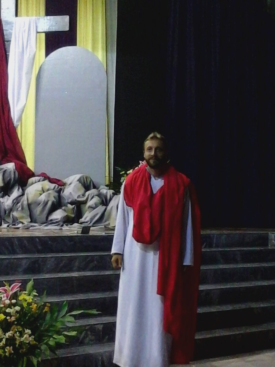 Шесть лет тому назад. Вашему покорному слуге, в ту пору преподавателю семинарии, выпало играть незаслуженною мною, великую роль - Иисуса Христа - в Пасхальной постановке.  Прости меня, Господи, но я и вправду очень хочу во всем подражать Твоему Сыну - и только Ему - и походить на Него. "Итак, подражайте Богу, как чада возлюбленные, и живите в любви, как и Христос возлюбил нас и предал Себя за нас в приношение и жертву Богу, в благоухание приятное" Еф. 5:1-2.