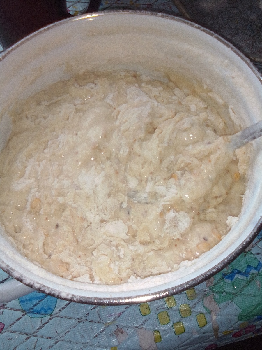 Можно мешать ложкой или миксером