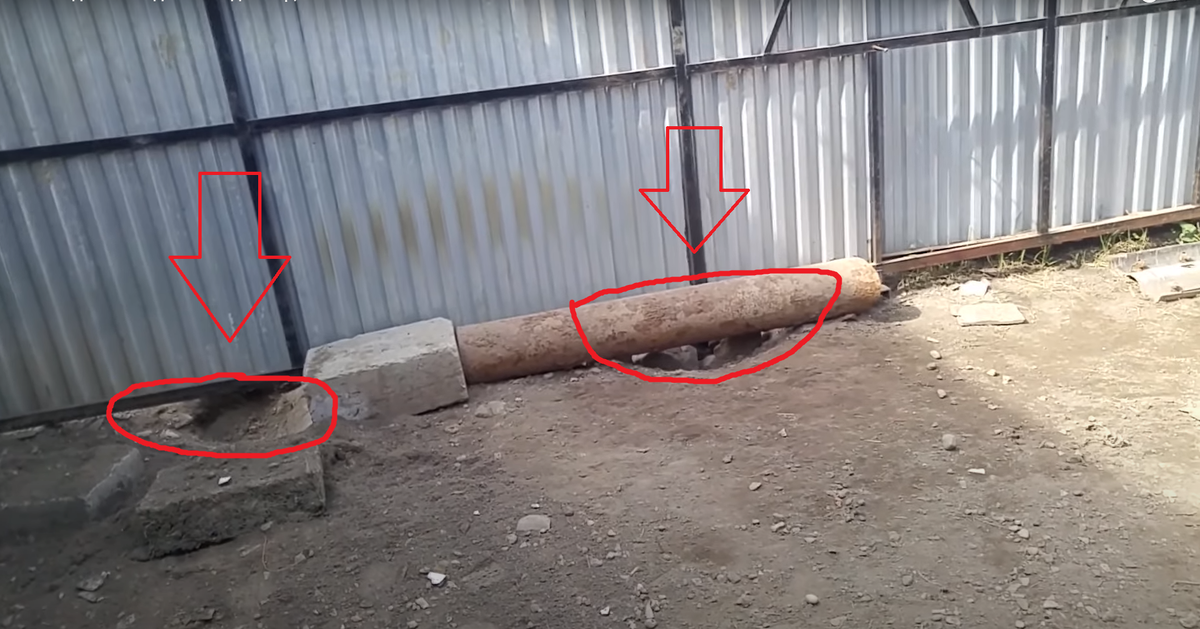 Собаки сделали уже два подкопа.