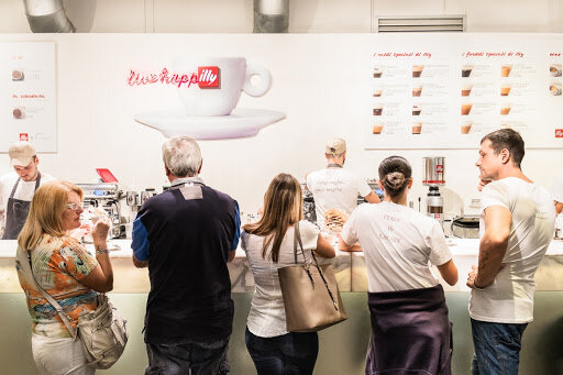 Вот именно так за стойкой бара. Фото из свободного доступа Google