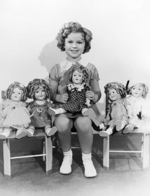 Легендарный ребенок. Кукла Ширли Темпл. Американские куклы Ширли Темпл. Shirley Temple 1934 кукла. Маленькая принцесса 1939 Ширли Темпл.