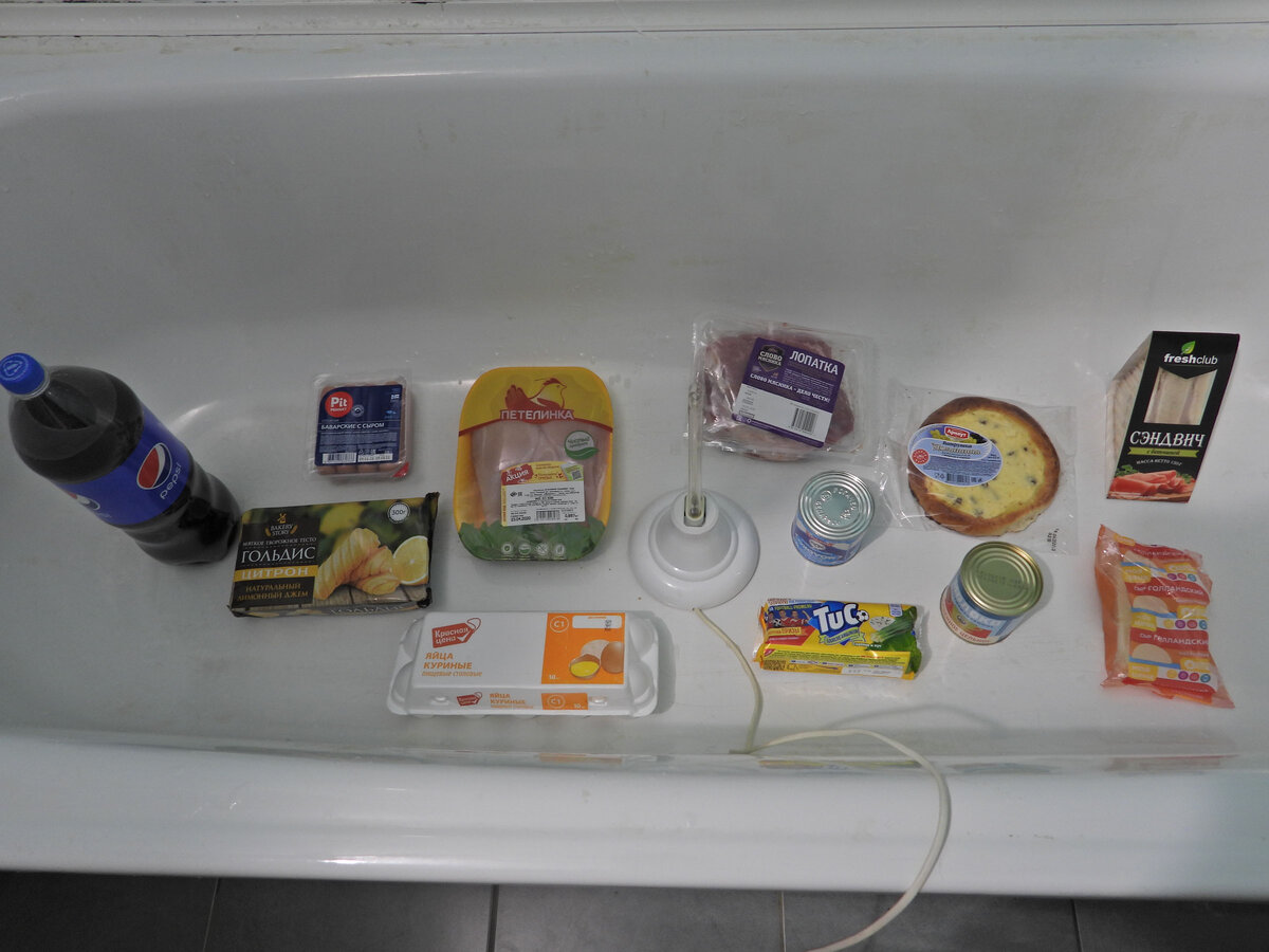 Продукты из магазина и УФ лампа в ванне 
