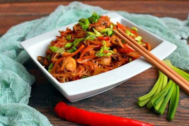 Лапша фунчоза (фенчезе, фенчоза) — продукт, которому принадлежит важное место в азиатской кулинарной культуре. У нас фунчоза известна, прежде всего, как крахмальная (стеклянная) лапша, поскольку состоит из тонких белых нитей, который становятся совершенно прозрачными после варки.Что касается витаминно-минерального состава, в фунчозе много витамина E, B и PP. Много в ней фосфора, калия, селена, железа и магния.

Витамины группы B в составе данного продукта оказывают благотворное влияние на работу нервной системы, витамин E является мощным антиоксидантом, витамин PP полезен для кровеносной системы.

Бобовая лапша фунчоза полезна аллергикам, поскольку не имеет в составе глютен. За счет минимального количества жиров, китайская лапша может быть включена в диету для похудения. Но для видимого результата употреблять ее нужно без жирных кислых, сладких и острых соусов.