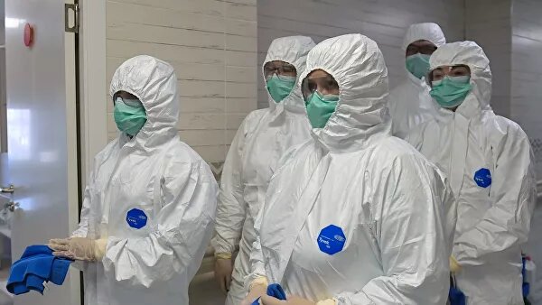  За сутки в России выявлено 6198 заболевших COVID-19, сообщает оперативный штаб по борьбе с распространением коронавируса.Большинство случаев зафиксировано в Москве (2871), Подмосковье (638), Нижегородской области (207), Республике Дагестан (167) и Санкт-Петербурге (161). Уточняется, что 2693 человека из новых зарегистрированных — контактные и без симптомов заболевания. Умерли 50 пациентов.10:10Песков спрогнозировал скорый выход России на плато по коронавирусуНакануне сообщалось о 6361 новом случае и 66 летальных исходах.Таким образом, общее число заразившихся коронавирусом в России достигло 87 147 человек (большинство — в Москве), из них 794 погибли, 7346 вылечились. 