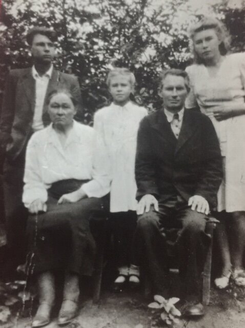 На фото слева направо: Вениамин, Надежда Васильевна, Нина, Александр Максимович, Таиса.