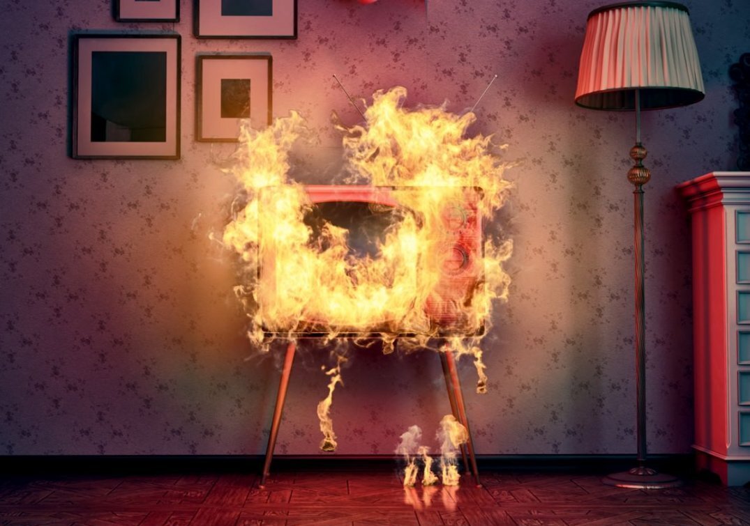 Что делать , если загорелся телевизор (изображение с сайта https://www.telko.com/hubfs/FI/Tekniset_muovit_kuvia/Palava_tv.jpg)