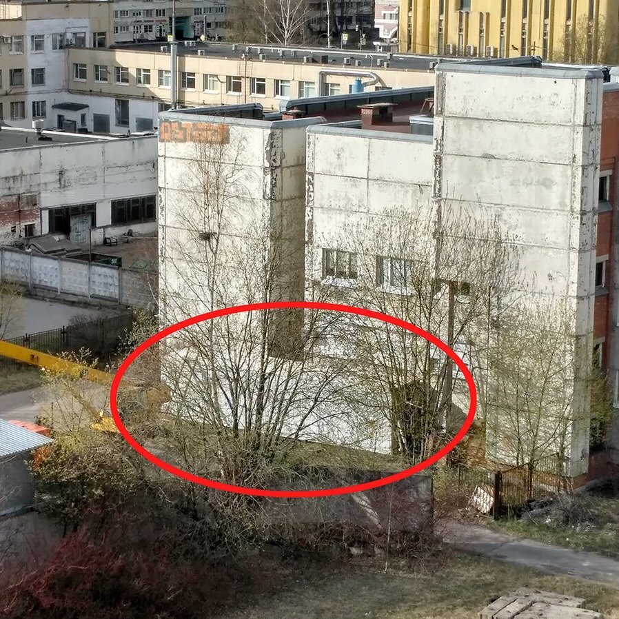 Об этом заявили в городском комитете по здравоохранению, отметив, что большинство контейнеров сейчас не используется, так как в петербургских моргах достаточно мест. 
Контейнеры-холодильники, установленные на территории семи стационаров и одного крематория, представители пресс-службы вице-губернатора Петербурга Олега Эргашева называют "подстраховкой, которая на данный момент не нужна". "Это не связано с COVID как таковым, но нужно, чтобы ситуацию контролировать", - добавляют власти.