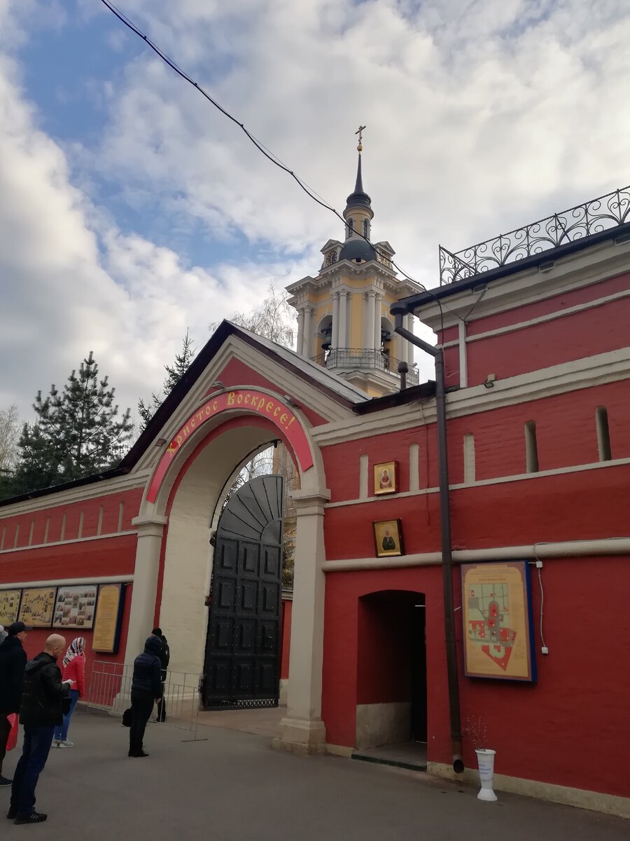 Врата Покровского Монастыря, где покоятся мощи Святой Блаженной Матроны Московской. Фото из личного архива. 
